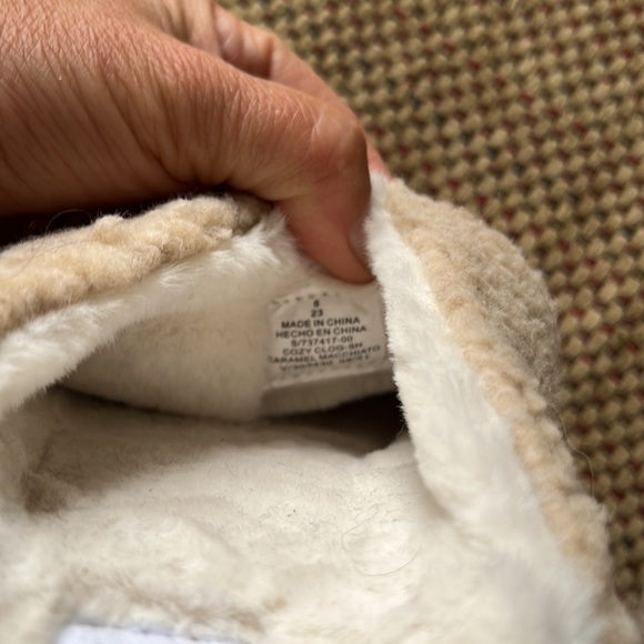 NWOT Old Navy beige fuzzy mules. Perfect for Fall. - Picture 2 of 3